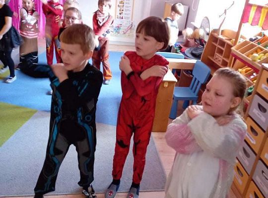 Gr. IV - Bal karnawałowy u starszaków