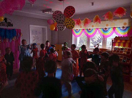 Gr. IV - Bal karnawałowy u starszaków