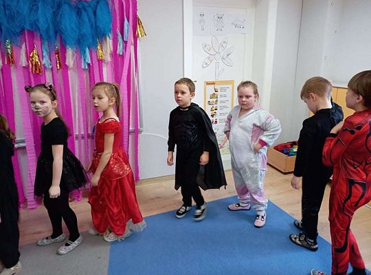 Gr. IV - Bal karnawałowy u starszaków