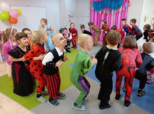 Gr. IV - Bal karnawałowy u starszaków