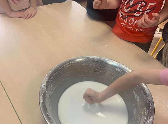 Gr. III i IV - Zabawy cieczą nienewtonowską