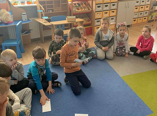 Gr. IV Zabawy badawcze - żywioły: woda, powietrze, ziemia. Poznajemy Ziemię zmysłami.