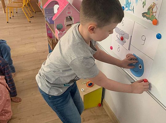 Gr. IV Zabawy badawcze - żywioły: woda, powietrze, ziemia. Poznajemy Ziemię zmysłami.