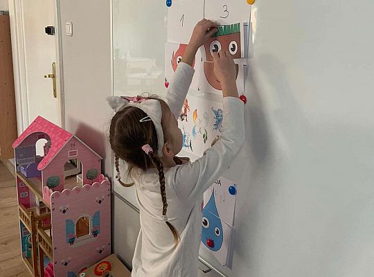 Gr. IV Zabawy badawcze - żywioły: woda, powietrze, ziemia. Poznajemy Ziemię zmysłami.