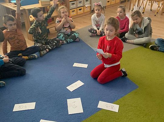 Gr. IV Zabawy badawcze - żywioły: woda, powietrze, ziemia. Poznajemy Ziemię zmysłami.