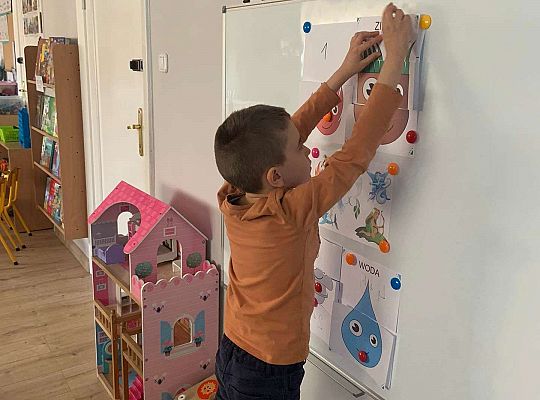 Gr. IV Zabawy badawcze - żywioły: woda, powietrze, ziemia. Poznajemy Ziemię zmysłami.