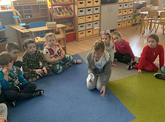 Gr. IV Zabawy badawcze - żywioły: woda, powietrze, ziemia. Poznajemy Ziemię zmysłami.