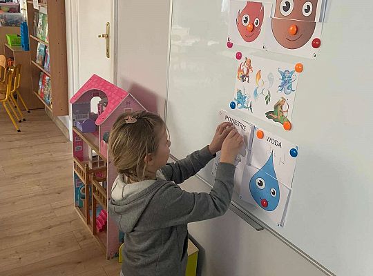 Gr. IV Zabawy badawcze - żywioły: woda, powietrze, ziemia. Poznajemy Ziemię zmysłami.