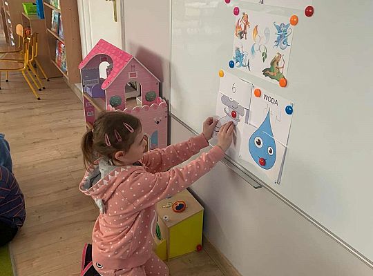 Gr. IV Zabawy badawcze - żywioły: woda, powietrze, ziemia. Poznajemy Ziemię zmysłami.