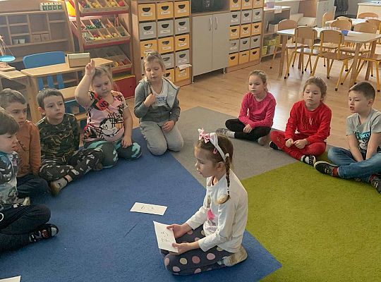 Gr. IV Zabawy badawcze - żywioły: woda, powietrze, ziemia. Poznajemy Ziemię zmysłami.