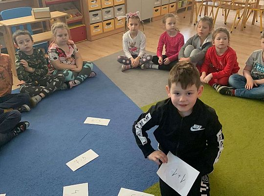 Gr. IV Zabawy badawcze - żywioły: woda, powietrze, ziemia. Poznajemy Ziemię zmysłami.