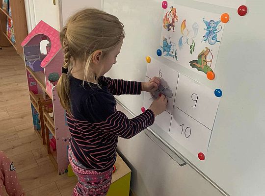 Gr. IV Zabawy badawcze - żywioły: woda, powietrze, ziemia. Poznajemy Ziemię zmysłami.