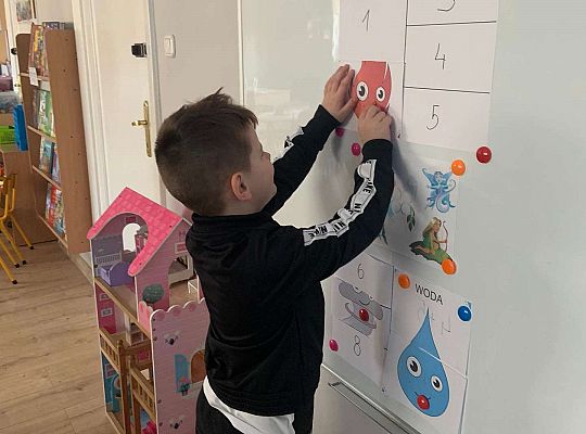 Gr. IV Zabawy badawcze - żywioły: woda, powietrze, ziemia. Poznajemy Ziemię zmysłami.