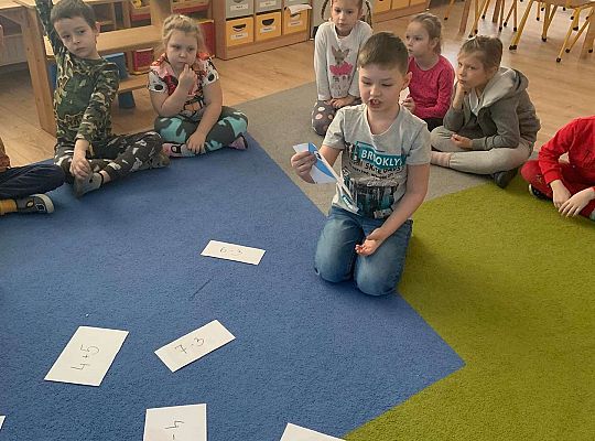 Gr. IV Zabawy badawcze - żywioły: woda, powietrze, ziemia. Poznajemy Ziemię zmysłami.