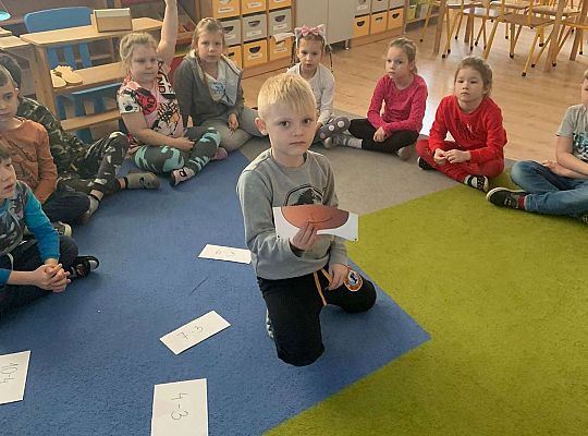 Gr. IV Zabawy badawcze - żywioły: woda, powietrze, ziemia. Poznajemy Ziemię zmysłami.