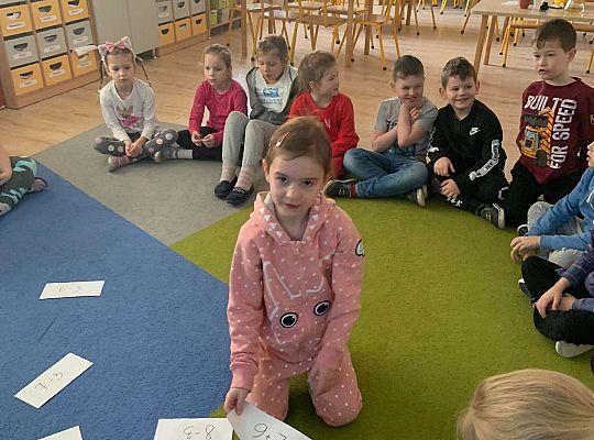 Gr. IV Zabawy badawcze - żywioły: woda, powietrze, ziemia. Poznajemy Ziemię zmysłami.