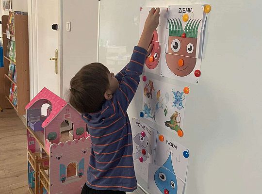 Gr. IV Zabawy badawcze - żywioły: woda, powietrze, ziemia. Poznajemy Ziemię zmysłami.