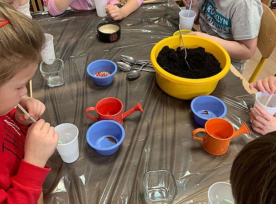 Gr. IV Zabawy badawcze - żywioły: woda, powietrze, ziemia. Poznajemy Ziemię zmysłami.