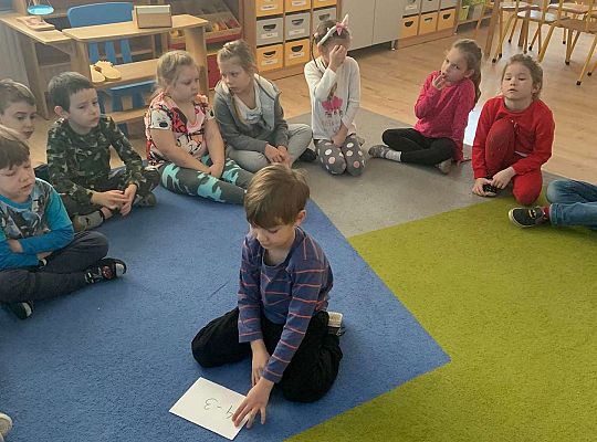 Gr. IV Zabawy badawcze - żywioły: woda, powietrze, ziemia. Poznajemy Ziemię zmysłami.