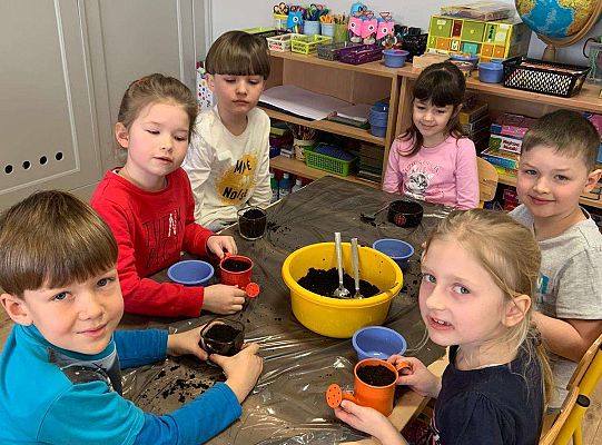 Gr. IV Zabawy badawcze - żywioły: woda, powietrze, ziemia. Poznajemy Ziemię zmysłami.