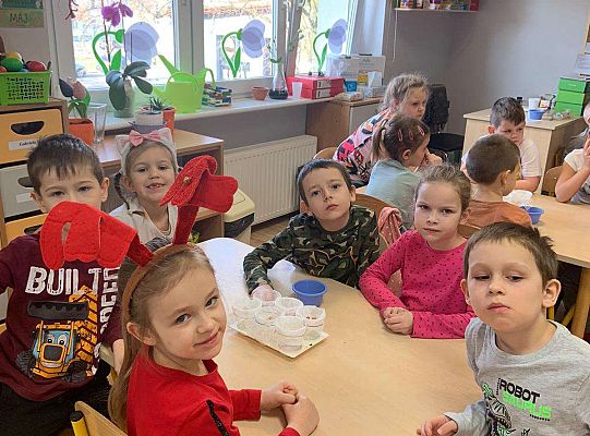 Gr. IV Zabawy badawcze - żywioły: woda, powietrze, ziemia. Poznajemy Ziemię zmysłami.