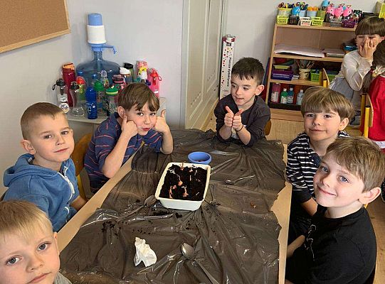 Gr. IV Zabawy badawcze - żywioły: woda, powietrze, ziemia. Poznajemy Ziemię zmysłami.