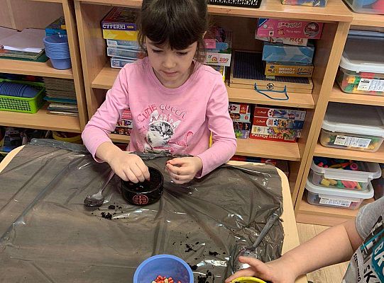 Gr. IV Zabawy badawcze - żywioły: woda, powietrze, ziemia. Poznajemy Ziemię zmysłami.