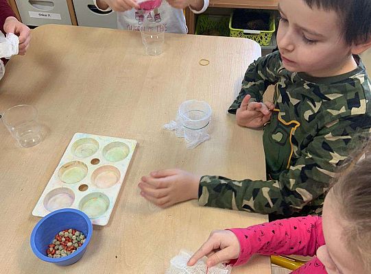 Gr. IV Zabawy badawcze - żywioły: woda, powietrze, ziemia. Poznajemy Ziemię zmysłami.