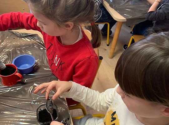 Gr. IV Zabawy badawcze - żywioły: woda, powietrze, ziemia. Poznajemy Ziemię zmysłami.