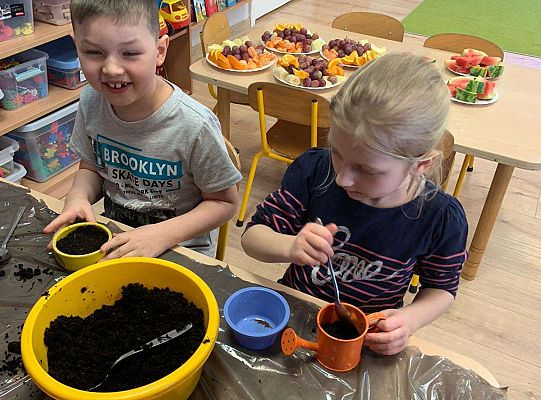 Gr. IV Zabawy badawcze - żywioły: woda, powietrze, ziemia. Poznajemy Ziemię zmysłami.