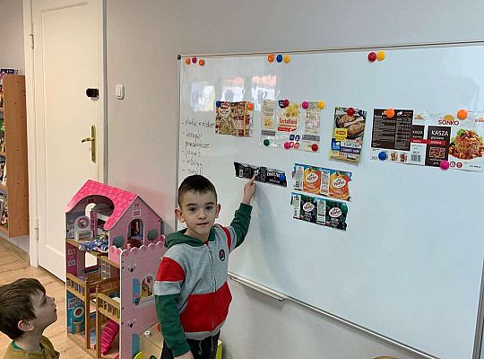 Gr. IV -Projekt „ Zdrowo jem, więcej wiem”  . Zbieramy informacje na temat tego co jemy.