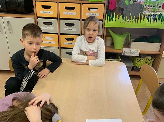 Gr. IV -Projekt „ Zdrowo jem, więcej wiem”  . Zbieramy informacje na temat tego co jemy.