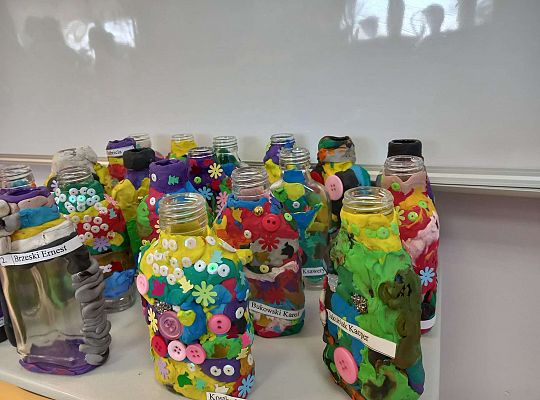 Gr. IV "Wazon z butelki" - nadajemy śmieciom nowe życie