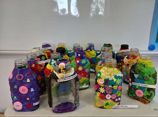 Gr. IV "Wazon z butelki" - nadajemy śmieciom nowe życie