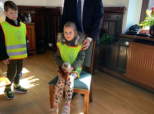 Gr. IV Z wizytą u p. Burmistrza naszego miasta- wielkanocne życzenia