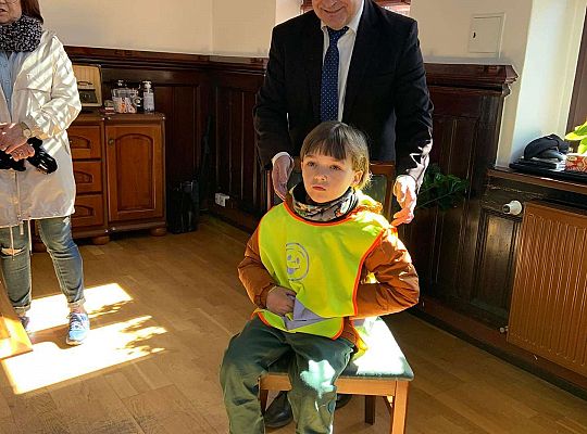 Gr. IV Z wizytą u p. Burmistrza naszego miasta- wielkanocne życzenia