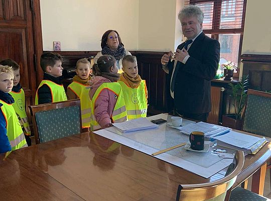 Gr. IV Z wizytą u p. Burmistrza naszego miasta- wielkanocne życzenia