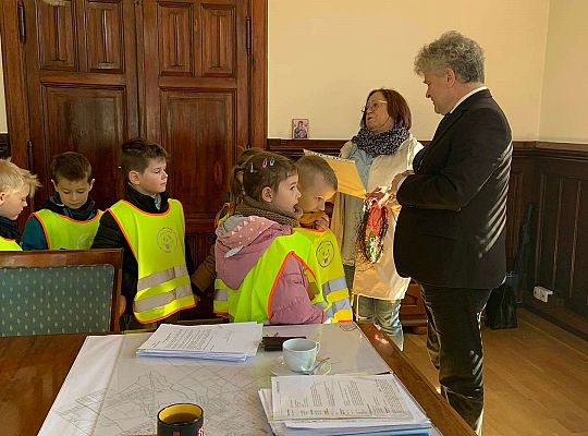 Gr. IV Z wizytą u p. Burmistrza naszego miasta- wielkanocne życzenia