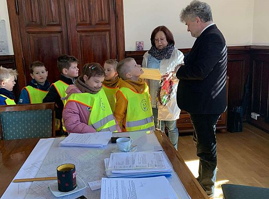 Gr. IV Z wizytą u p. Burmistrza naszego miasta- wielkanocne życzenia