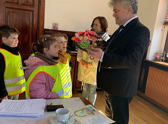 Gr. IV Z wizytą u p. Burmistrza naszego miasta- wielkanocne życzenia