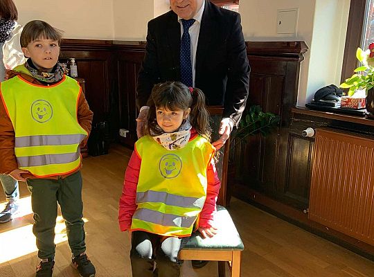 Gr. IV Z wizytą u p. Burmistrza naszego miasta- wielkanocne życzenia