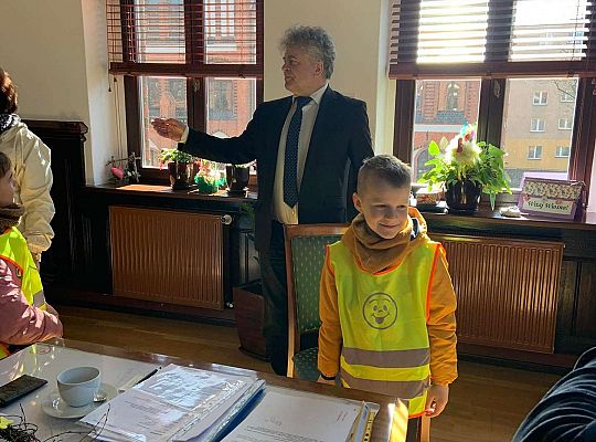 Gr. IV Z wizytą u p. Burmistrza naszego miasta- wielkanocne życzenia