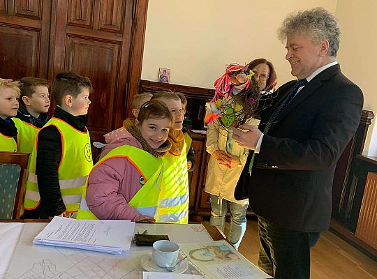 Gr. IV Z wizytą u p. Burmistrza naszego miasta- wielkanocne życzenia