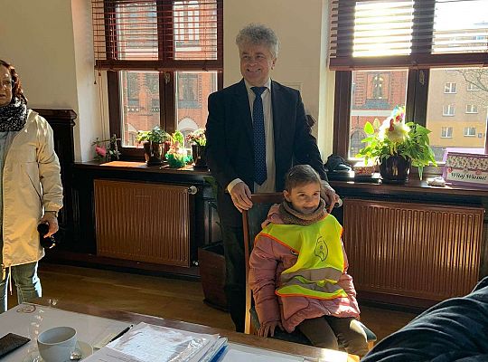 Gr. IV Z wizytą u p. Burmistrza naszego miasta- wielkanocne życzenia