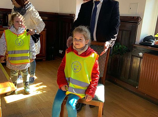 Gr. IV Z wizytą u p. Burmistrza naszego miasta- wielkanocne życzenia