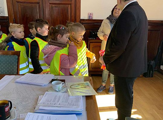 Gr. IV Z wizytą u p. Burmistrza naszego miasta- wielkanocne życzenia