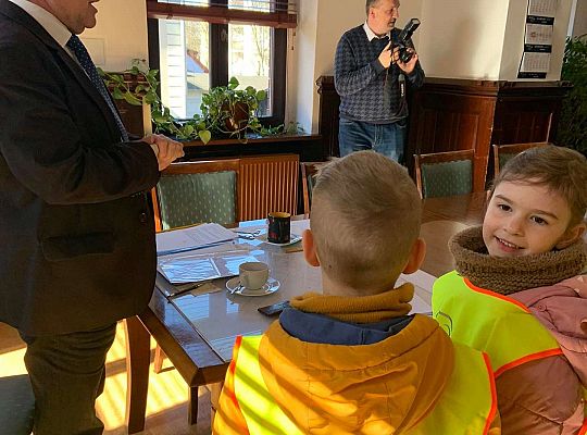 Gr. IV Z wizytą u p. Burmistrza naszego miasta- wielkanocne życzenia