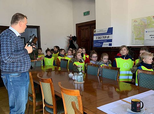 Gr. IV Z wizytą u p. Burmistrza naszego miasta- wielkanocne życzenia