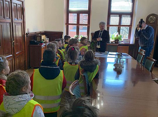 Gr. IV Z wizytą u p. Burmistrza naszego miasta- wielkanocne życzenia