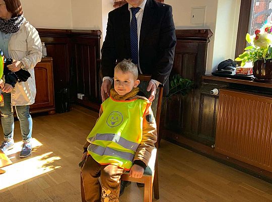 Gr. IV Z wizytą u p. Burmistrza naszego miasta- wielkanocne życzenia